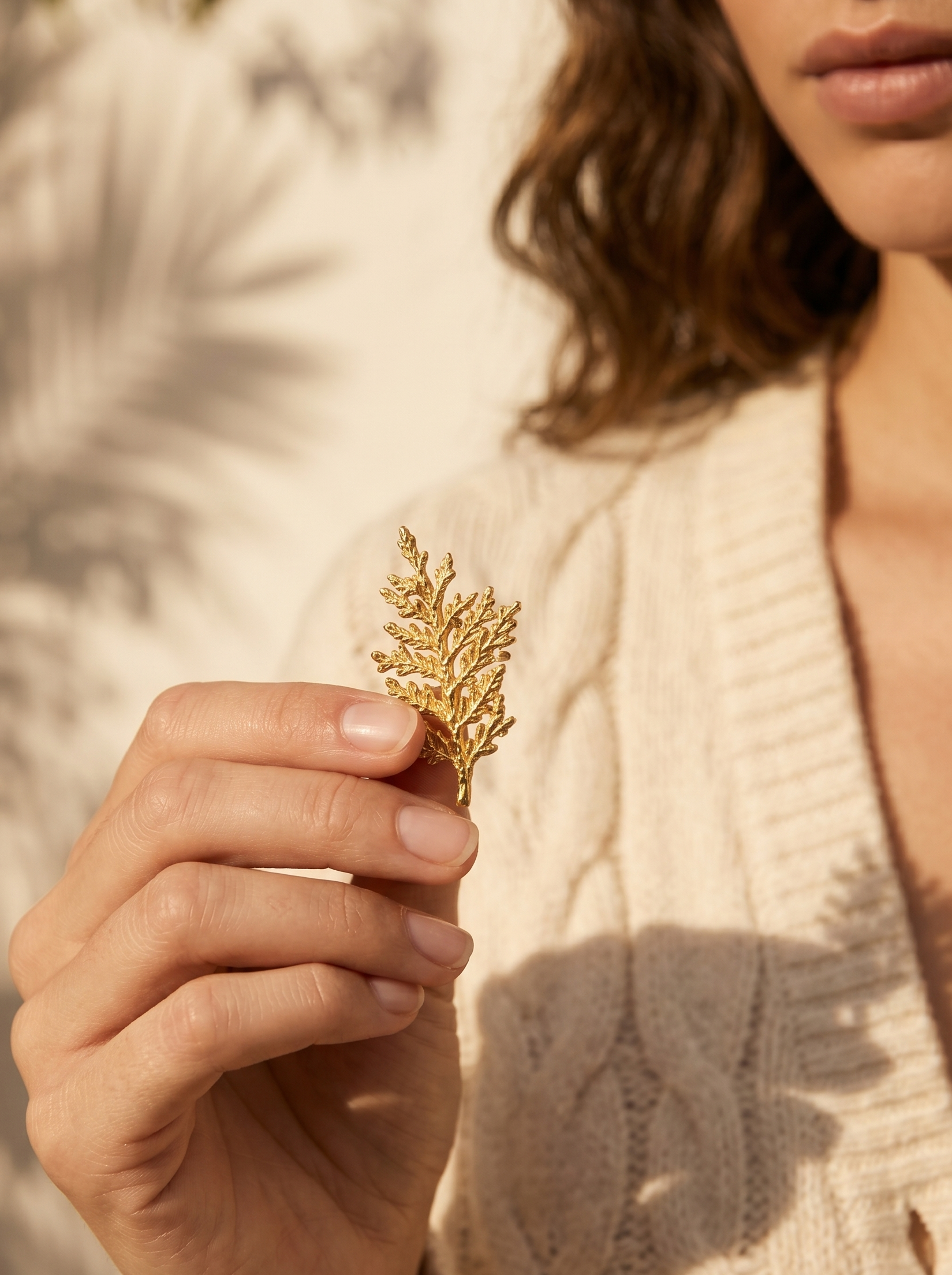 Pin hoja de pino inmortalizada en oro 24k, joyería botánica hecha a mano en Colombia