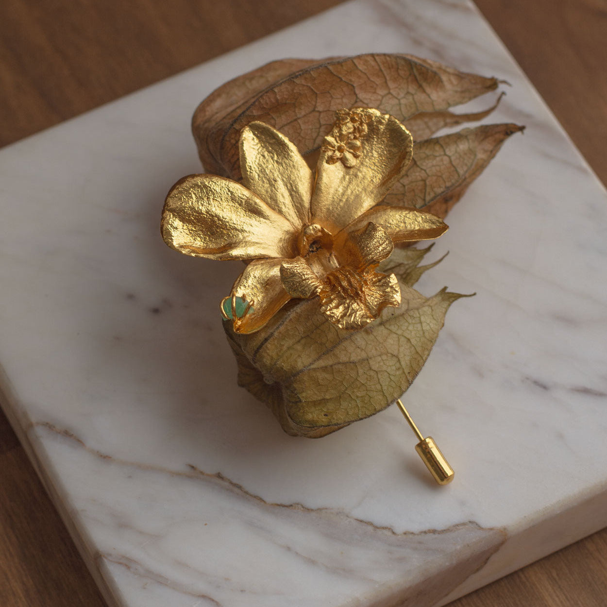 Broche floral hecho a mano con baño de oro de 24k y piedra verde