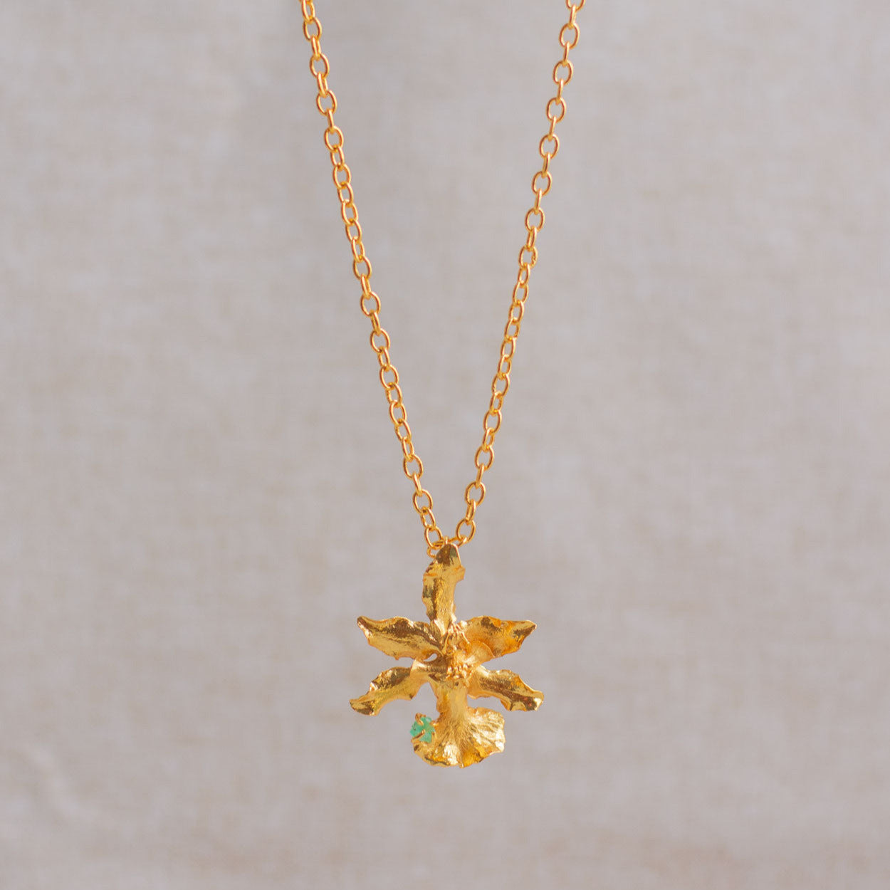 Collar hecho a mano con flor real de orquídea chocolate