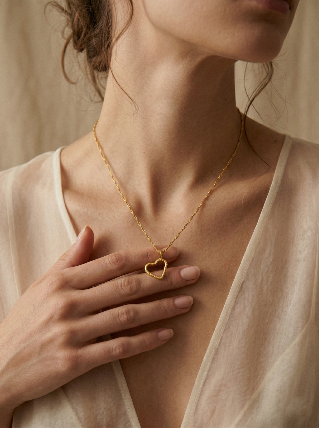 Collar corazón ramita inmortalizada en oro 24k, joyería botánica hecha a mano en Colombia