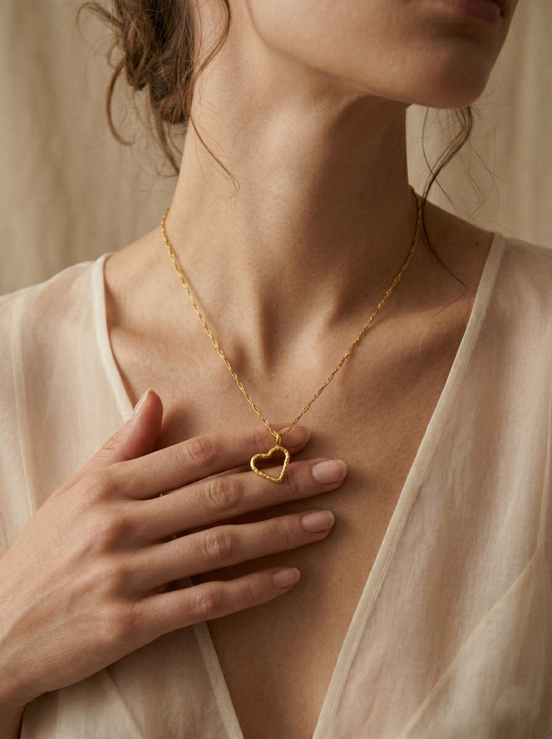 Collar corazón ramita inmortalizada en oro 24k, joyería botánica hecha a mano en Colombia