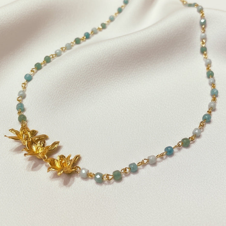 Collar Tres Orquidea Maxilaria Aguamarina