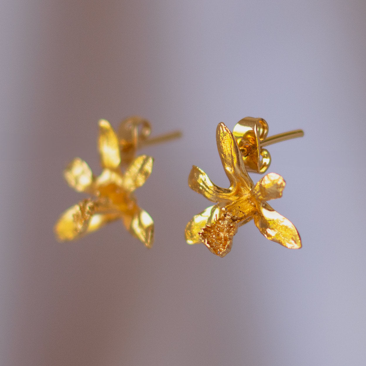 Unique flower-shaped stud earrings, gold-plated, perfect for adding a touch of nature to any outfit.