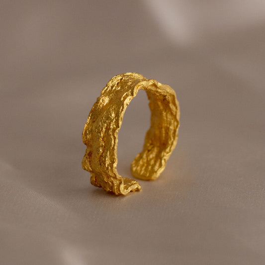 Anillo Cáscara Guamo en bronce con un exquisito baño de oro de 24k, cada uno con una cáscara natural única