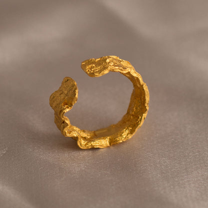 Anillo Cáscara Guamo en bronce con un exquisito baño de oro de 24k, cada uno con una cáscara natural única