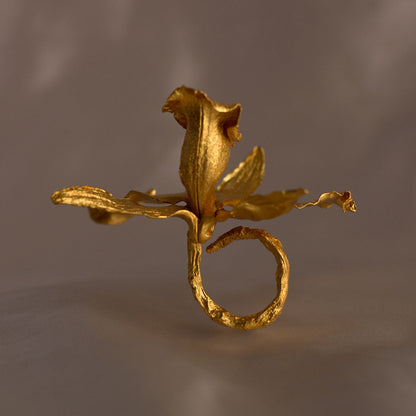 Luxurious Cattleya Orchid Ring in 24K gold plating, embodying the natural grandeur of Colombia's landscapes.