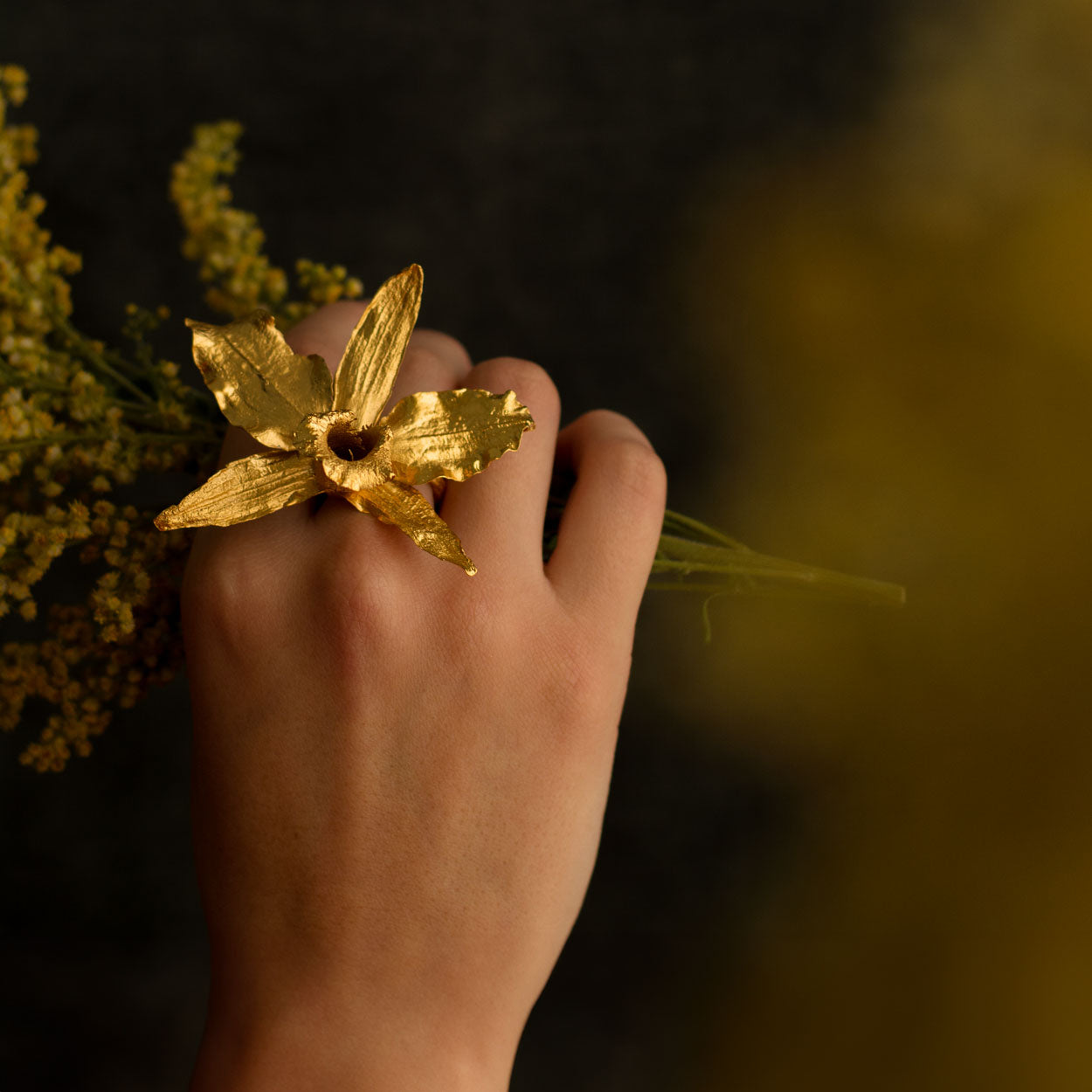 Luxurious Cattleya Orchid Ring in 24K gold plating, embodying the natural grandeur of Colombia's landscapes.